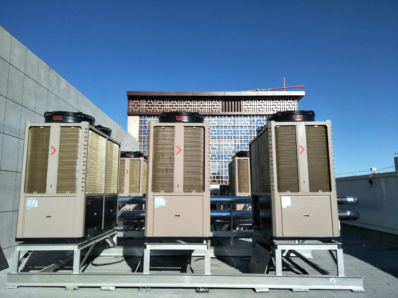 空氣能熱泵在東北冬季供暖 在外的主機(jī)放哪 