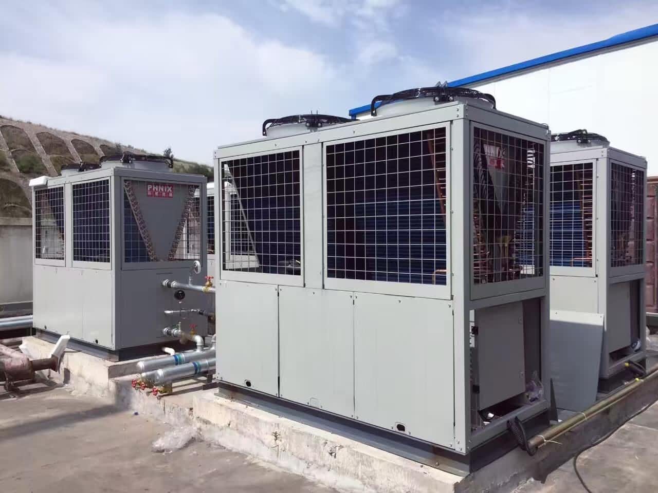 你還在農(nóng)村燒煤取暖嗎？現(xiàn)在空氣能熱泵供暖很流行，用過之后都說好 