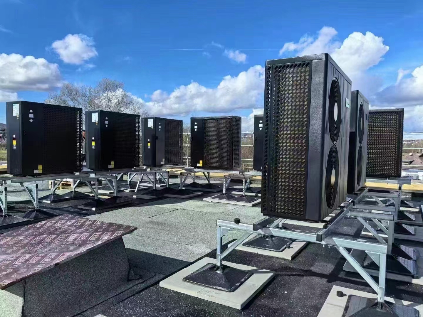 超低溫空氣源熱泵熱水機(jī)組如何開(kāi)冷風(fēng) 